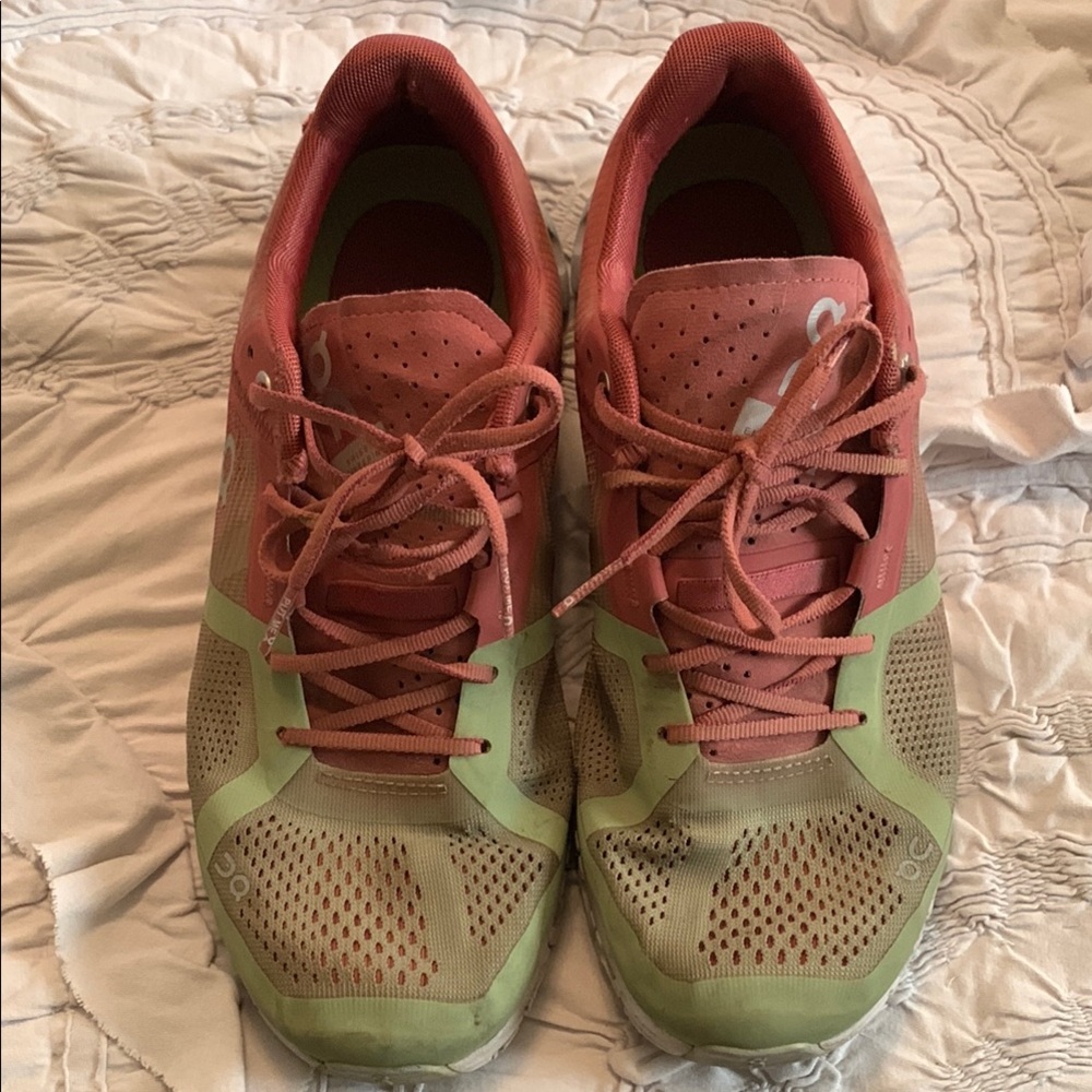 On Cloud Athletic Shoes with Breathable Mesh and Lightweight Design